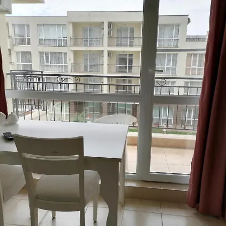 Cozy With Pool In Sunny Apartmán Sluneční pobřeží