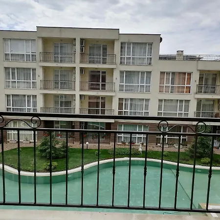Cozy With Pool In Sunny Apartment *